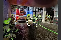 Feuerwehreinsatz in Herford: Zahlreiche Einsatzkr&auml;fte bek&auml;mpfen n&auml;chtlichen Brand. - &copy; Claus Frickemeier