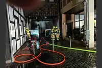 75 Einsatzkr&auml;fte r&uuml;ckten in der Nacht zur Johannisstra&szlig;e aus. Hier waren vier gro&szlig;e M&uuml;llcontainer in Brand geraten, das Feuer drohte auf den Wohnblock &uuml;berzugreifen. - &copy; Claus Frickemeier