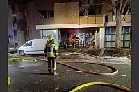 Die Feuerwehr musste die Stra&szlig;e w&auml;hrend der L&ouml;scharbeiten sperren. - &copy; Claus Frickemeier