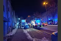 Einsatzkr&auml;fte der Feuerwehr im n&auml;chtlichen Gro&szlig;einsatz in Herford, w&auml;hrend sie die Lage nach dem Brand sichern. - &copy; Claus Frickemeier