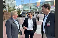 Viele Gespräche führen (v. l.) Skyhub-PAD-Geschäftsführer Klaus Marx, der Münchener Airport-Vertreter Stephan Weisang und der Münchener Skyhub-Statthalter Alexander Schroll. - © Jens Reddeker