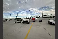 Gut zu erkennen ist die für Skyhub fliegende DAT-Maschine an ihrer roten Nase. - © Jens Reddeker