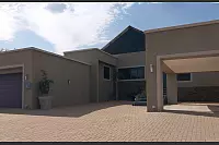 Großer Wohnraum, kleiner Preis: Ein Haus mit 350 qm² Nutzfläche ist in Namibia ein Schnäppchen - © Anna Brett