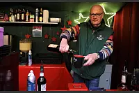 Glühwein mit Schuss oder auch Alkoholfreies von Ulrich Menne. - © Simone Flörke