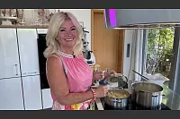 Tag 4 mit Gastgeber Betty aus Herford. Bei ihr gibt es vor allem viel Spargel. - © RTL / ITV Studios Germany