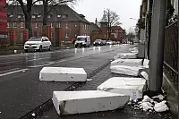 An der Bielefelder Straße in Detmold hat der Sturm große Teile der Dachdeckung des Studentenwohnheims losgerissen. Etliche der quadratmetergroßen Styroporplatten sind teils mehr als 100 Meter weit geflogen und liegen auf der Straße und in den Gärten. - © Bernhard Preuss