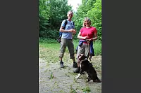 Im Grünen: Adelheid und Matthias Schütte genießen gemeinsam mit Hund Ela die Wandertour. - © Erol Kamisli