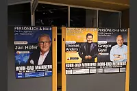 Hart aber Pawellek: Frank Plasberg und seine Frau Anne Gesthuysen plaudern mit Louis Pawellek im Kurtheater. - © Thomas Krügler
