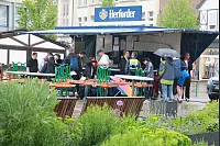 Startklar: Beim achten AOK-Firmenlauf haben zahlreiche Sportler dem Regen getrotzt. - © Yvonne Glandien