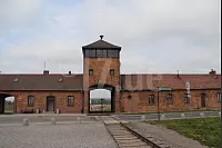 Symbol des Massenmordes: Die Einfahrt zum Vernichtungslager Birkenau - © Silke Buhrmester(LZ)