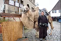 Besucher trotzen beim Bardentreff und Kl&auml;schen in Horn dem Regen. - &copy; Raphael Bartling