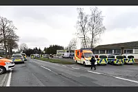 Die Polizei ist an der Paderborner Stra&szlig;e 218 mit einem Gro&szlig;aufgebot im Einsatz. Vor Ort stehen Notarzt- und Rettungswagen bereit. - &copy; Roland Th&ouml;ring