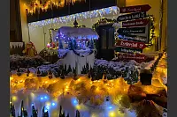 Im Schnee erstrahlt die Bergengruenstra&szlig;e in Brockhagen besonders weihnachtlich. - &copy; Anwohner