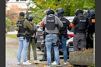 Einsatzabsprache im Eingangsbereich zum Westfalen Kolleg - © Ralph Meyer