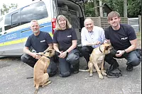 Polizeihauptkommissar Sven Martin mit Pebbles (v. l.), Polizeihauptkommissarin Simone Kamp, Behördenleiter Landrat Christoph Rüther und Polizeioberkommissar Marcel Flügel mit Ares zeigen wie die Ausbildung mit den 17 Wochen alten belgischen Schäferhunden aussieht. - © Uwe Müller