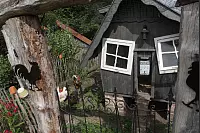 Auch die Hühner fühlen sich in ihrem kleinen Hühnergarten, in dem sie nach Herzenslust scharren können, wohl. - © Uwe Müller