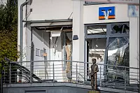 Die Sprengung eines Geldautomaten hinterlässt in der Verbundvolksbank-Filiale in Paderborn-Dahl massive Schäden. - © Niklas Tüns