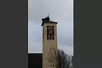 Vom Turm der reformierten Kirche in der Nordstraße drohte der Sturm das Dach abzureißen. Laut Feuerwehr wurde es provisorisch gesichert. - © Dieter Asbrock