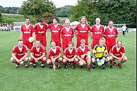 Die Seeler-Elf bei einer Begegnung im August 2013: (stehend von links) Oliver Westerbeek, Steffen Herzberger, Thomas Helmer, Klaus Fischer, Michael Schulz, Andreas Fischer, Uwe Bein sowie (kniend von links) Jörg Bode, Martin Groth, Günter Hermann, Dariusz Wosz, Frank Mill, Thomas Ernst und Oliver Neuville. - © Foto: Privat