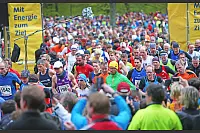 Mehr als 7.000 L&auml;ufer starteten zum 45. Hermannslauf am Hermannsdenkmal in Detmold. - &copy; Sarah Jonek