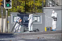 Mitarbeitende der Bielefelder Polizei sichern an der Volksbank in Paderborn-Dahl Spuren. - © Niklas Tüns