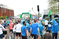 Startklar: Beim achten AOK-Firmenlauf haben zahlreiche Sportler dem Regen getrotzt. - © Yvonne Glandien