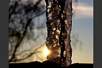 Ob die aufgehende Sonne es schafft, diesen Eiszapfen zum Schmelzen zu bringen? - &copy; Peter Kollmeier