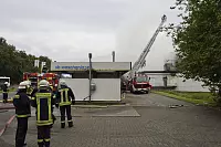 Ein Großbrand in einer Verzinkerei in Barntrup sorgt für große Rauchschwaden. - © Karl-Heinz Krull