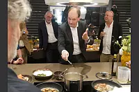 Auch Markus Miele (Mitte) darf mal im Risotto rühren. - © Jemima Wittig