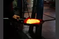 Das flüssige Glas hat die Konsistenz von Gummi. - © Jemima Wittig