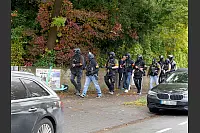 Weitere SEK-Kräfte treffen ein. - © Ralph Meyer