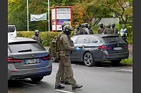 SEK-Kräfte rüsten sich aus. - © Ralph Meyer