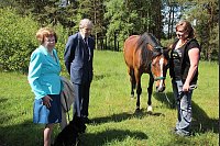 Pferdefans aus Lippe: Schirmherr Dr. Armin Prinz zur Lippe und Dr. Traute Prinzessin zu Lippe waren beim Auftrieb der Senner Pferde im Naturschutzgebiet Moosheide dabei. - © Foto: Fortmeier