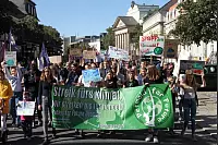Klima retten: Rund 2000 Menschen gehen in Detmold bei der bislang größten "Fridays for Future"-Demo auf die Straße. - © Bernhard Preuss
