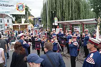 Fest der Vielfalt: Traditionelle Marschmusik und ein multikulturelles Publikum sind beim Kiliansfest kein Widerspruch. Das Konzert des Altenbekener Spielmannszugs findet bei allen Gefallen. - &copy; Foto: Pinsch