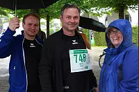 Startklar: Beim achten AOK-Firmenlauf haben zahlreiche Sportler dem Regen getrotzt. - © Yvonne Glandien