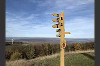 Wegweiser am Gipfel des K&ouml;terbergs. - &copy; Silke Buhrmester