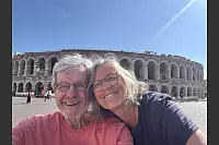 Dieter Begemann und seine Lebensgefährtin Heike Wohlleben vor der Arena in Verona. - © privat