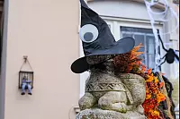Hier tragen auch die Mauerpfosten einen spitzen Hexenhut. - © Kathrin Weege