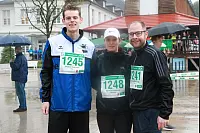 Startklar: Beim achten AOK-Firmenlauf haben zahlreiche Sportler dem Regen getrotzt. - © Yvonne Glandien
