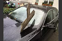 Der Sturm hat einen Teil eines Daches auf die Windschutzscheibe eines Autos geweht. - © Dieter Kropp