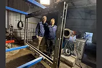 Roger Schäfer (l.) leitet den IABG-Standort in Lichtenau, Ingenieur Philipp Eickhoff führt regelmäßig Tests durch. - © Jens Reddeker