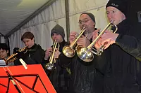 Blasen zum Advent: Das Bl&auml;serensemble des Musikvereins sorgte auf der erstmals errichteten B&uuml;hne f&uuml;r adventliche Stimmung. - &copy; Sibylle Kemna
