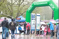 Startklar: Beim achten AOK-Firmenlauf haben zahlreiche Sportler dem Regen getrotzt. - © Yvonne Glandien