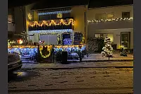 Im Schnee erstrahlt die Bergengruenstra&szlig;e in Brockhagen besonders weihnachtlich. - &copy; Anwohner