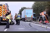 Tödlicher Unfall auf der A2 bei Gütersloh: Ein Sattelzug gerät aus unbekannten Gründen auf den Standstreifen. Ein Straßenwärter starb. - © Patrick Menzel