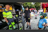 Der ADFC hilft bei den Rädern. - © Daniel Salmon