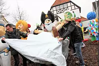 Bürgermeister Carsten Torke (l.) und StKG-Präsident Axel Remmert-Bobe packen beim Enthüllen der Figuren mit an. - © Madita Schellenberg