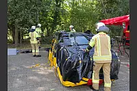 Der Lippische Feuerwehrverband feiert sein 150-jähriges Bestehen mit einem Familientag am Feuerwehrausbildungszentrum Brake. Das EIS-Team zeigt, wie gelöschte Elektrofahrzeuge gekühlt und gesichert werden. - © Thomas Krügler