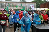 Startklar: Beim achten AOK-Firmenlauf haben zahlreiche Sportler dem Regen getrotzt. - © Yvonne Glandien